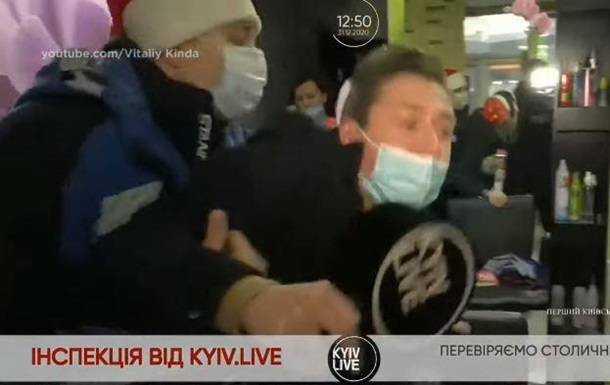 Журналиста вытолкали из салона красоты в прямом эфире