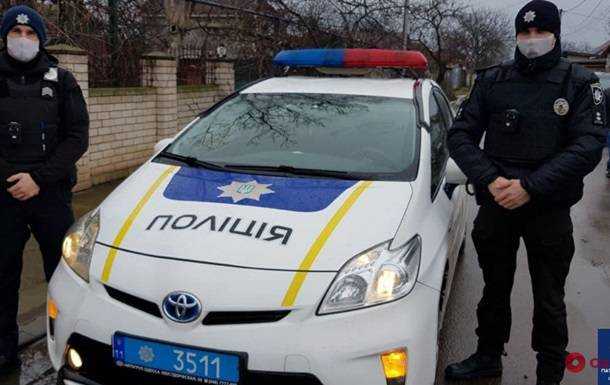 В Одессе мужчина посреди улицы порезал себе вены