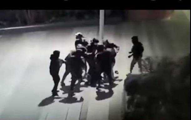 Жестокое избиение украинского подростка в Париже попало на видео