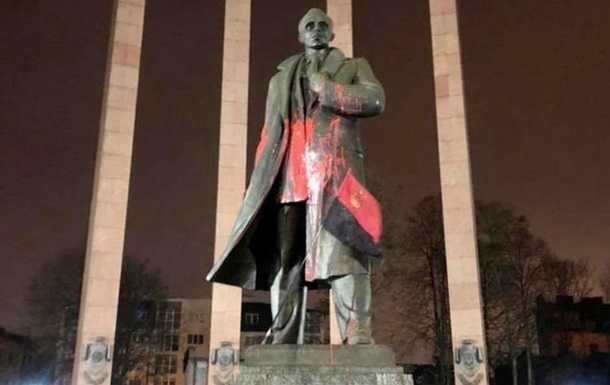 Во Львове осквернили памятник Бандере
