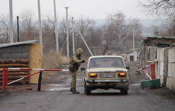 У зоні ООС на блокпосту застрелили водія авто