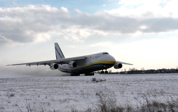Руслан Ан-124: зліт із засніженого аеродрому