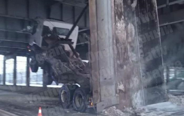 У Києві самоскид повис під мостом