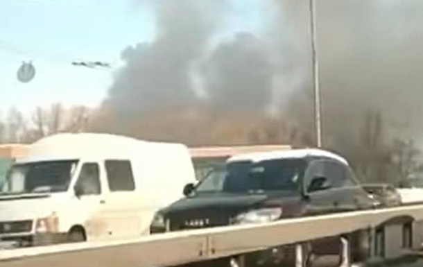 У Києві масштабна пожежа в парку Дружби народів