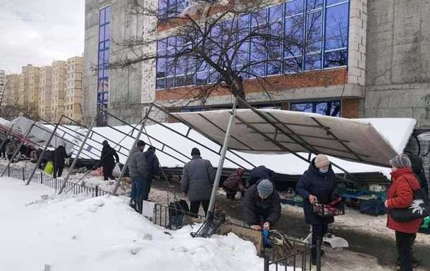 У Києві на голови людей впав залізний навіс
