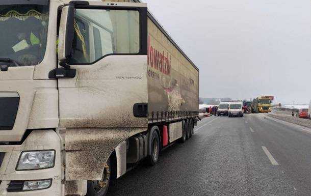 Під Києвом сталася масштабна ДТП: є загиблі і постраждалі