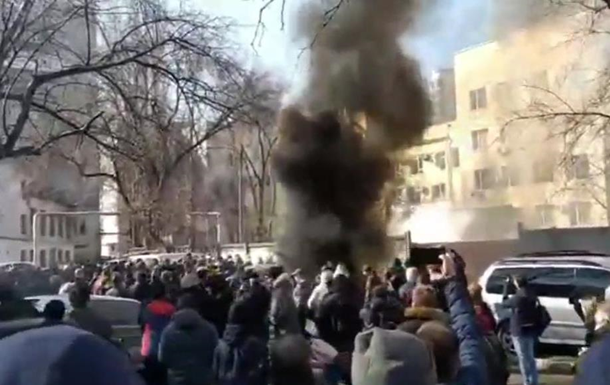При вивезенні Стерненка із суду виникли бійки