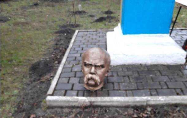 На Прикарпатті знайшли вандалів, які обезголовили пам'ятник Шевченку