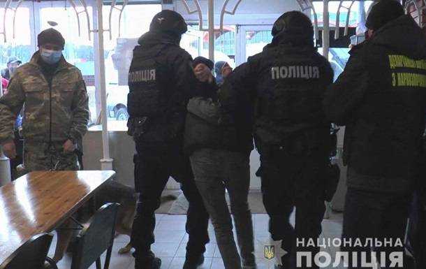 У Сумах поліція шукала наркотики в кафе, а знайшла зброю