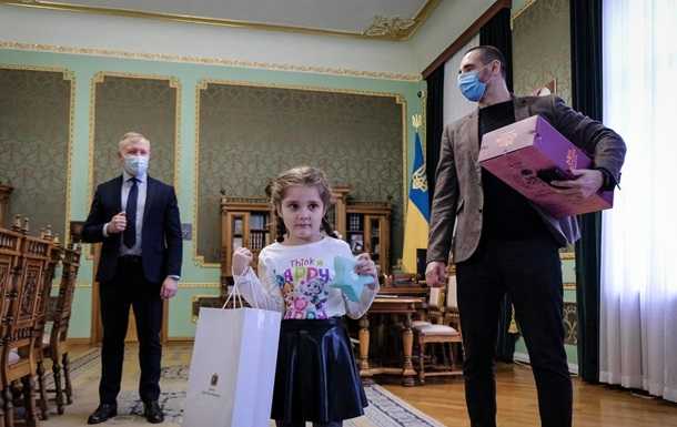 Скандал у дитсадку Чернівців: дівчинка отримала подарунки від Зеленського
