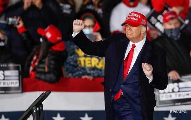 Трамп висміяв Байдена, який спіткнувся на трапі літака