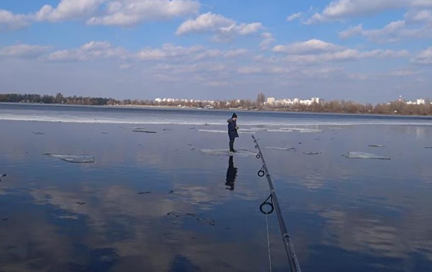 У Києві спінінгом врятували дитину із крижини