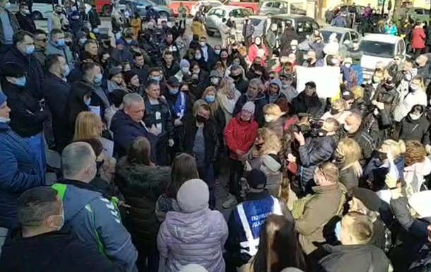 У Чернівцях протестують проти червоного карантину