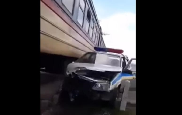 Приміська електричка протаранила авто поліції