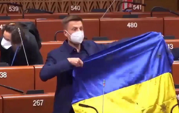 У ПАРЄ Гончаренкові відключили мікрофон через прапор
