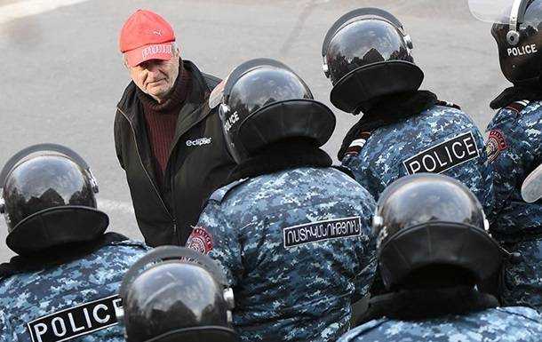 У Вірменії опозиціонери прикували себе до дверей будинку уряду