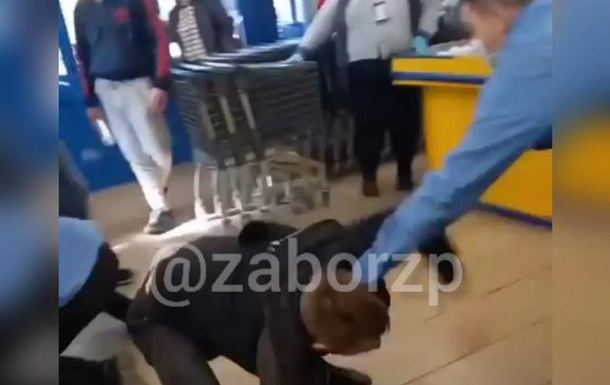 У Запоріжжі покупець побився з охоронцями