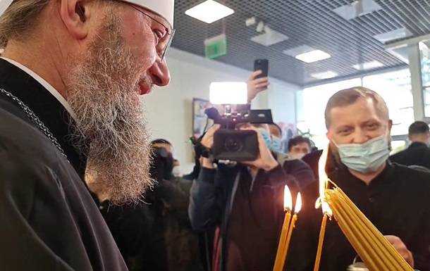 В Україну доставили Благодатний вогонь