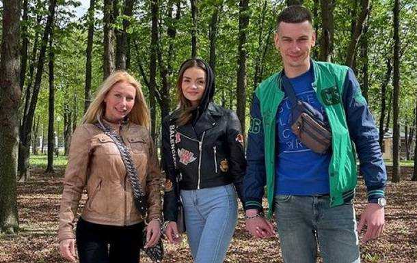 До скутої ланцюгом пари приєдналася дівчина