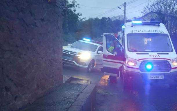 У Києві наркоман заблокував рух і трощив авто