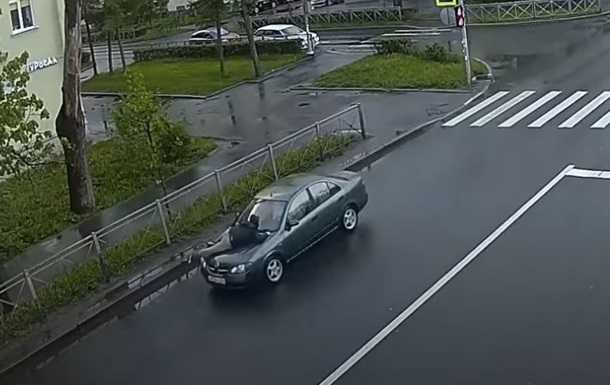 Жінка вісім кілометрів везла чоловіка на капоті