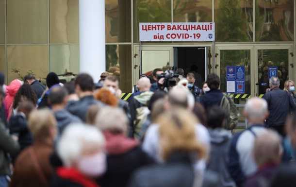 У Києві величезна черга в центр COVID-вакцинації