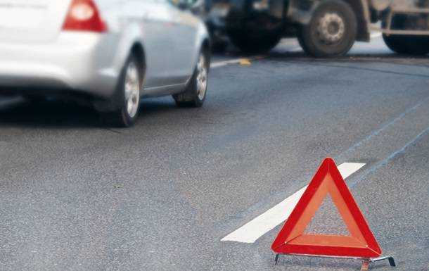 У Львівській області авто в'їхало в будинок, постраждали чотири людини