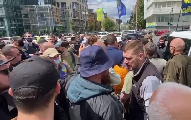 На акції біля КСУ почалася штурханина
