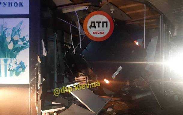 Під Києвом авто влетіло у квітковий кіоск