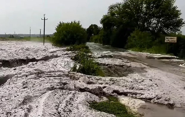 У Кіровоградській області град утворив замети