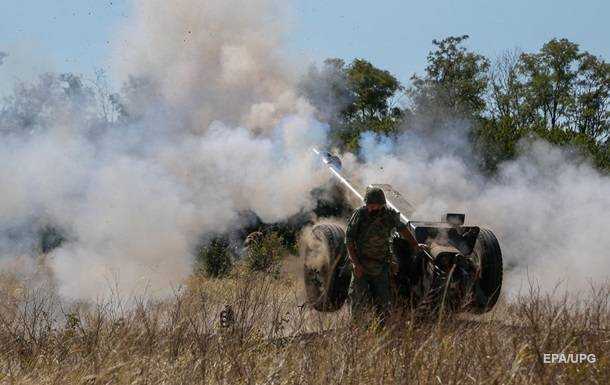 На Донбасі вісім обстрілів, поранений військовий