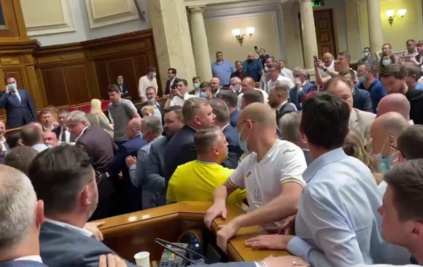 У Раді масова бійка після слів про "розстріл"
