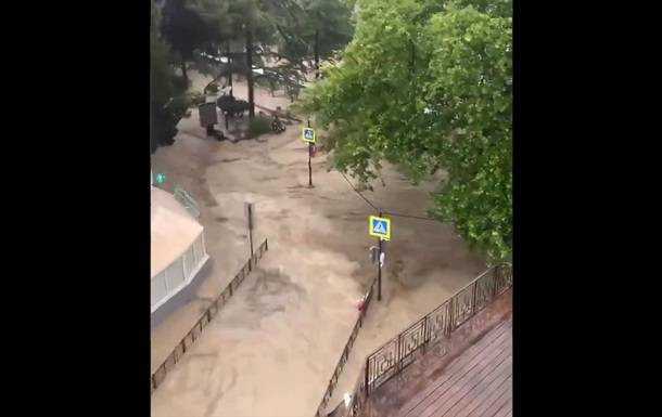 Повінь у Ялті: почалася евакуація людей