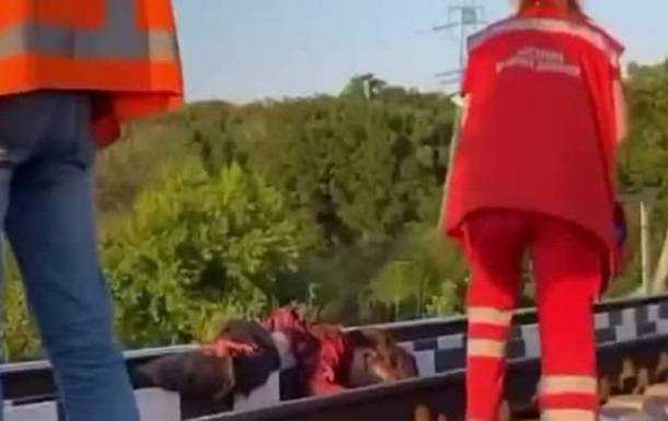 Під Києвом електричка переїхала підлітка. 18+