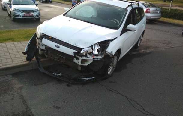 У Мінську автомобіль протаранив ворота російського посольства