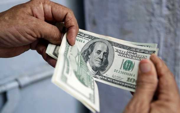 Українці збільшують продаж валюти