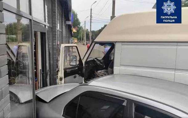 У Дніпрі водій з нападом епілепсії пошкодив кілька авто