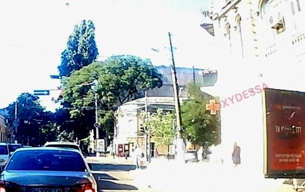 В Одесі частина будівлі впала i дивом не зачепивши двох дівчат.