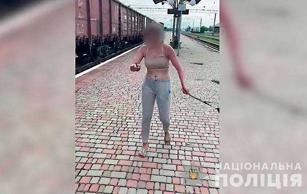 Дівчина з ножем поранила поліцейського