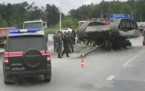 У РФ під час перевезення на трасу впав танк