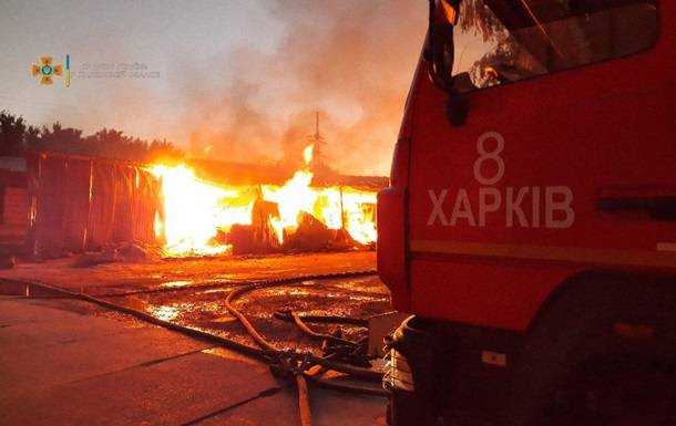 У Харкові велика пожежа на складі деревини
