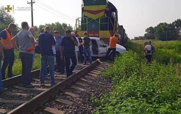 Піді Львовом поїзд протаранив авто, є жертви