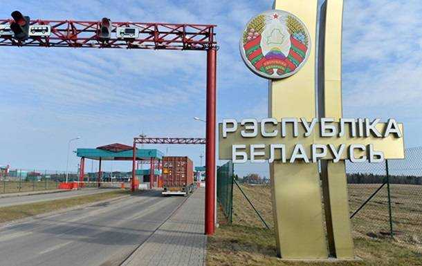 На кордоні з Білоруссю п'яний далекобійник зніс шлагбаум