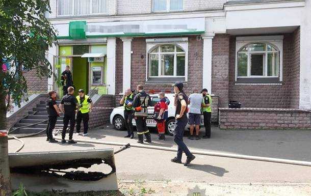Подробиці пограбування Київського банку жінкою з пістолетом і коктелем Молотова