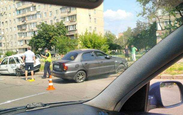 Намагався проскочити на червоний: у Києві таксист влаштував масштабну ДТП