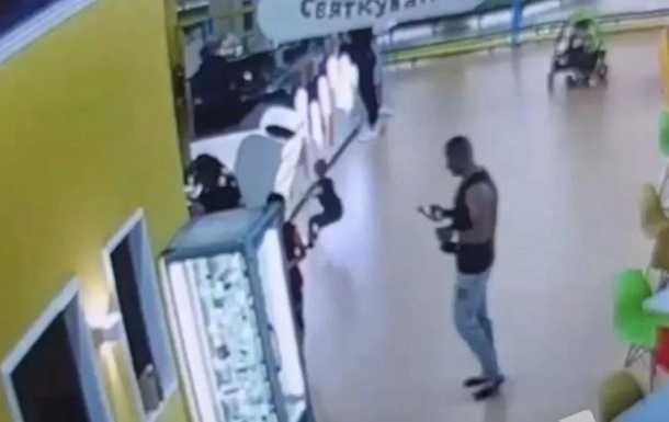 У київському ТРЦ на дитину впала скляна вітрина
