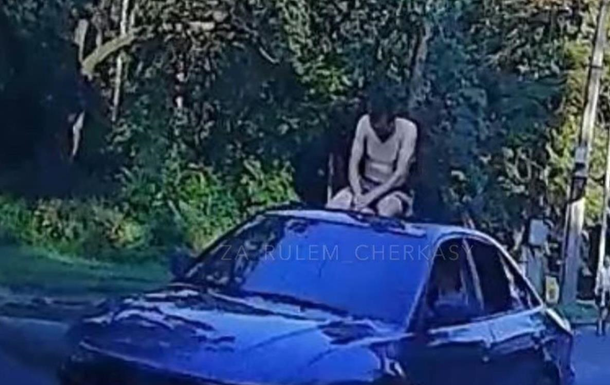 У Черкасах на даху авто возили голого чоловіка