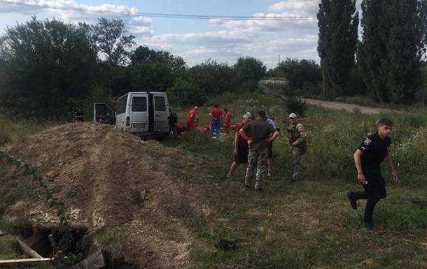 На Луганщині мікроавтобус із пасажирами вилетів у кювет