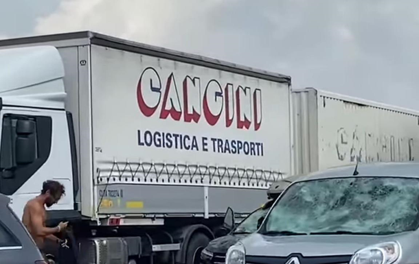 В Італії град пошкодив сотні авто