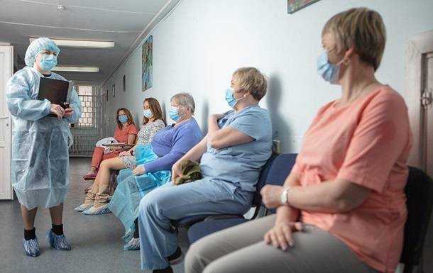 Вакцинацію від COVID-19 пройшли більше половини вчителів